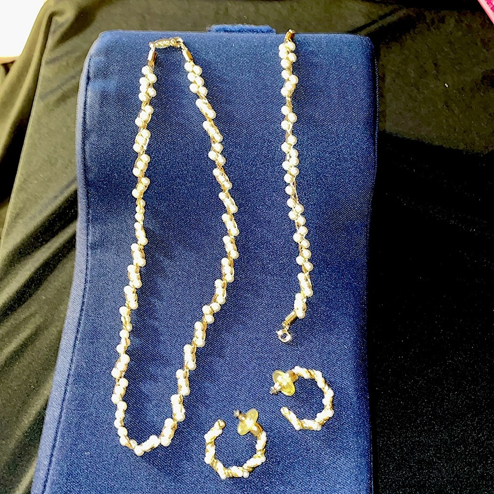 Vintage Napier brand necklace, bracelet and earring set.  Excellent condition.
